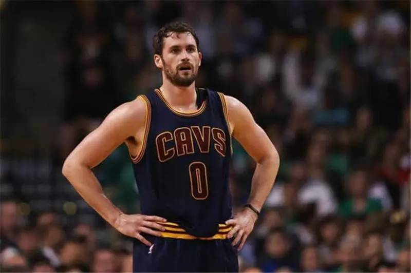 凯文乐福（Kevin Love）是NBA克利夫兰骑士队的招牌球星之一 上个赛季 他在克利夫兰骑士队打出了全明星级别的数据 场均能得到19分11.1个篮板和1.9个助攻 并且跟随骑士队连续第三年进入NBA总决赛