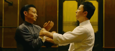 《叶问3》热映期间，相信很多人最开始是冲着甄子丹和拳王泰森的对手戏去的，但走出电影院的时候却被男二号张晋圈了粉。<br> △ 影片中两人的咏春对咏春，堪称酣畅淋漓