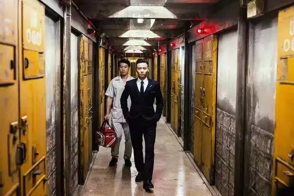 如今，当人们再次提起张晋，可能是那个在《杀破狼2》里抢尽男主风头的禁欲系狱长，也可能是《一代宗师》里那个隐忍孤傲的马三。<br> 《杀破狼2》里的他完美演绎了一个心狠手辣的杀人机器，但这样一个冷血无情的却愿意把钱给手下的人去救女儿，还帮她找合适的骨髓的捐献者。锒铛入狱的他却依然优雅的穿西装，抽雪茄，喝威士忌。<br> △电影《杀破狼2》