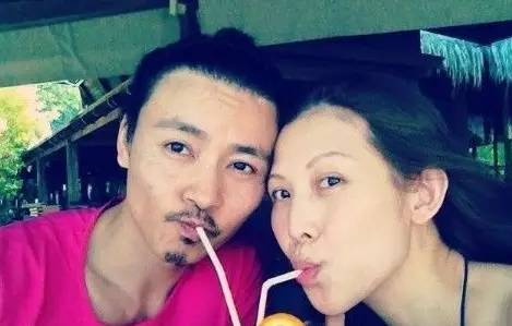 前些天还在研究如何“优雅的睡到宋仲基”的少女们如今已经开始“假装自己是蔡少芬！” 的确，在前几年，说起张晋，人们的第一反应也许会是“ 蔡少芬的老公 ”；<br> △张晋与妻子蔡少芬