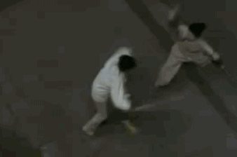 这样一个全能のboy想成为武打明星想必也是分分钟的事情吧？事情并非如此，刚进入娱乐圈的张晋既没关系也没有运气，想演戏只能从最基础的替身做起。 在《卧虎藏龙》他同时当了章子怡和杨紫琼的替身。从章子怡用的青冥剑，到杨紫琼用的鞭，枪，双刀，每一样武器在他手上都变得虎虎生风。