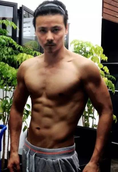 张晋从9岁开始习武，11岁进入四川少年武术队。21岁获得了中国武术运动员最高等级：武英级称号，太极，八卦掌，醉剑，枪术无不精通。